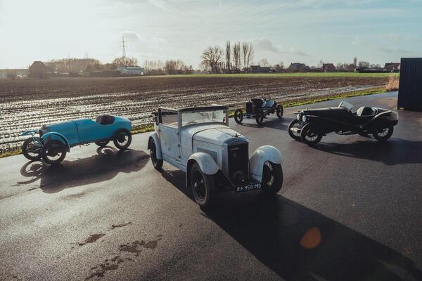 Bild: Cycle Cars u.a. von Amlicar aus einer Vorkriegsautosammlung an der Bonhams Versteigerung "Les Grandes Marques du Monde à Paris" am 1. Februar 2024