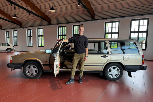 Bild Cyril mit seinem Volvo 760 Turbo – "Mein Volvo ist lässig, geräumig, sicher und fast ein Wohnmobil – was will man mehr?" – Meet Emil 2025