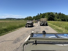 Beim grossen Konvoi bewegten sich 150 Jeeps, Lastwagen und Motorräder durch das Fricktal. – 5. Int. Armeefahrzeugtreffen