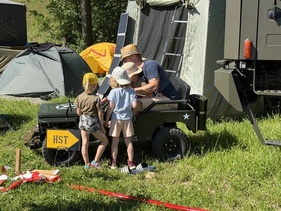 Familien-Camping mit Mini-Jeep statt Panzer und Haubitzen. – 5. Int. Armeefahrzeugtreffen