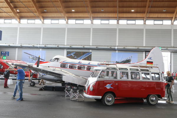 DIe LTU wirbt mit Bulli und Flugzeug - Klassikwelt Bodensee 2023