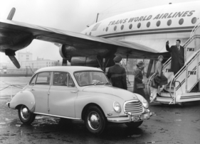 DKW 3=6 (1955) - gewachsen und noch komfortabler geworden, im Hintergrund TWA-Flugzeug