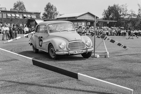 DKW 3=6 (1957) - eng am Tor - am Autoslalom von Dübendorf 1958