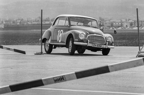 DKW 3=6 (1957) - mit deutlicher Seitenneigung - am Autoslalom von Dübendorf 1958