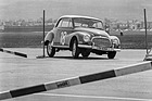 DKW 3=6 (1957) - mit deutlicher Seitenneigung - am Autoslalom von Dübendorf 1958