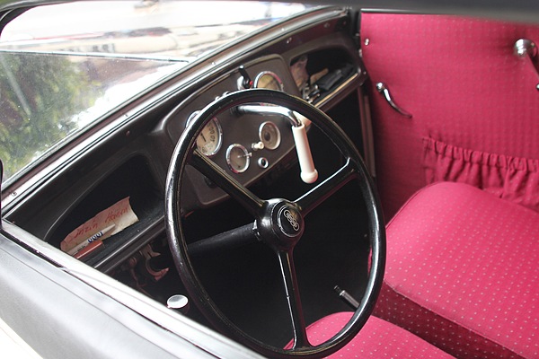 DKW Auto Union (1938) - Oldtimer in Obwalden OiO 2011 - funktionelles Interieur