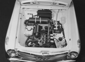 DKW F 102 (1964) – 1,2-Liter-Dreizylinder-Zweitaktmotor mit 60 PS, links der Tank der Frischöl-Automatik
