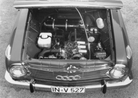 DKW F 102 (1964) – Blick unter die Motorhaube, links der 4,5 Liter fassende Tank der Frischöl-Automatik