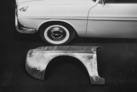 DKW F 102 (1964) – Verschraubte Kotflügel sparen Zeit, Kosten und Mühe