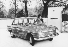 DKW F 102 (1964) – Werksfoto mit Dame