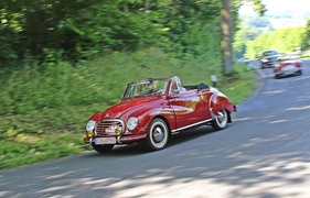 DKW F 93 Cabriolet (1956) – am Steuer: der Kölner Kabarettist Jürgen Becker – Einbecker Oldimertage 2024 (1956)