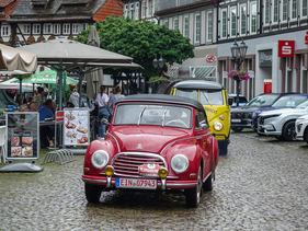 DKW F 93 Cabriolet (1956) vor einem VW Transporter der ADAC-Straßenwacht beim verregneten Korso durch Einbeck – Einbecker Oldimertage 2024 (1956)