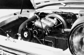 DKW F12 (1963) - ventilloser Dreizylinder-Motor mit 900 ccm und 40 PS bei 4300 U/min, vorne rechts gut erreichbar der 3,8 Liter fassende Öltank der Frischölautomatik