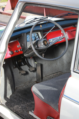 DKW F12 (1964) - Das Armaturenbrett in rot ist ein charmantes Detail