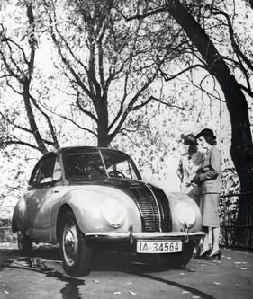 DKW F9 (1939) - Konsequent als Wettbewerber zum KdF-Wagen entwickelte die Auto Union den DKW F9. Geplant war eine Produktion von 100'000 Fahrzeugen pro Jahr. Auch mit Kunststoffkarosserie