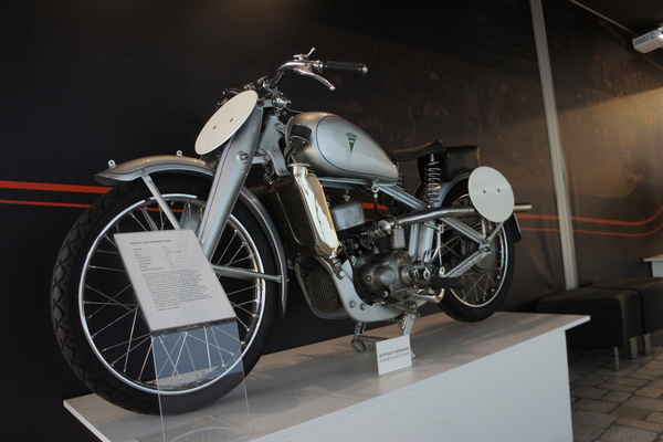 DKW SS 250 (1935) - Teil der Ausstellung "AVUS 100: Ein rasantes Jahrhundert" im PS-Speicher Einbeck