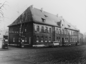 DKW Schnellaster vor dem Auto-Union-Hauptsitz kurz nach dem Krieg im Jahr 1949