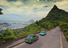 DKW-Vemag Belcar S (1967) und DKW-Vemag Fissore (1966) - Brasilianische DKW unter der weltberühmten Christus-Statue von Rio de Janeiro - In den 1950er und 1960er Jahren wurden in Brasilien in Lizenz DKW gebaut, wie der DKW Fissore (links) oder der DKW Belcar (1966)