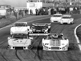 DRM Zolder 1980 – Zakspeed Ford Capri Turbo umzingelt von Porsche 935 K3 (Jägermeister, Liqui Moly, Kremer, Joest)