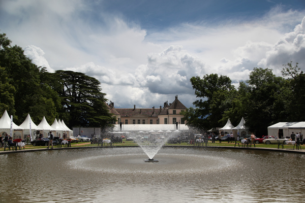 Da braut sich etwas zusammen, aber noch scheint die Sonne über dem klassischen Wagenpark - Concours d'Elégance Suisse 2016