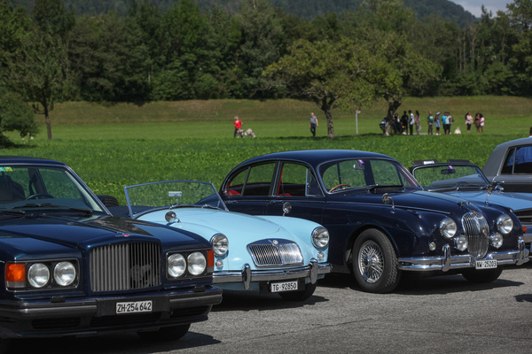 Da fällt der MG A zwischen den edlen Limousinen besonders auf - British Car Meeting (BCM) Mollis 2022