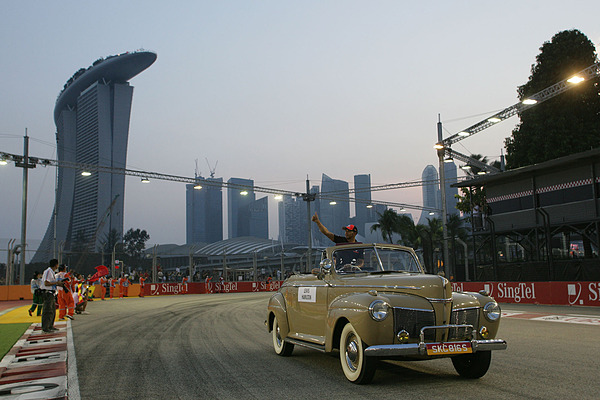 Da kommt der Lewis Hamilton im Ford, ...