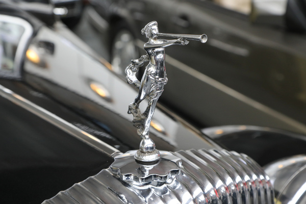 Da konnte die Kühlerfigur des Daimler DB 18 DHC von 1948 noch so posauen, die Gebote erreichten nicht die gewünschte Höhe - Frühlingsversteigerung der Oldtimer Galerie Toffen am 25. März 2023