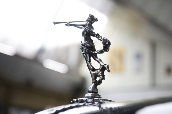 Da konnte die Kühlerfigur des Daimler DB 18 DHC von 1948 noch so posauen, die Gebote erreichten nicht die gewünschte Höhe - Frühlingsversteigerung der Oldtimer Galerie Toffen am 25. März 2023