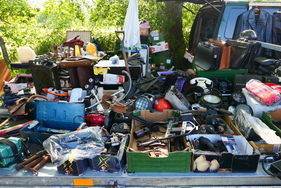 Da muss man sich erstmal die Augen reiben, bevor man etwas findet. Typischer Marktstand. – Bockhorner Oldtimermarkt 2025