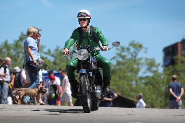 Bild: Da passt alles zusammen - BSA und in Grün gewandeter Reiter - Oldtimer Sunday Morning am 2. Juni 2019