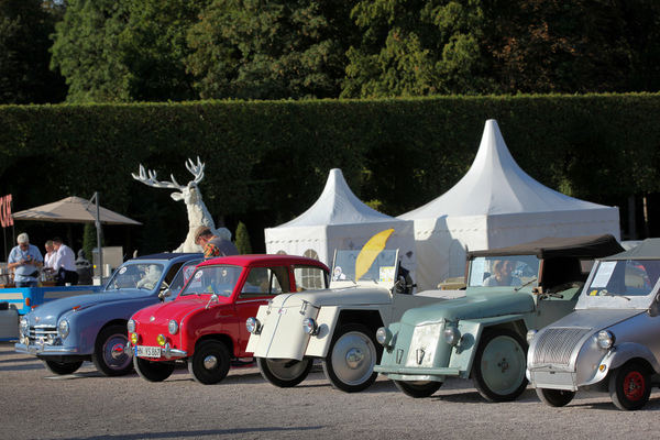 Bild: Da röhrt der Hirsch - Kleinwagenparade im Park - Classic-Gala Schwetzingen 2018