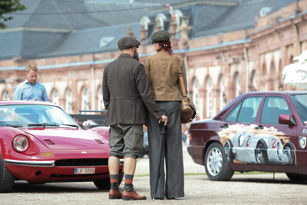 Image: The cars are clearly more modern than the clothes - Classic Gala Schwetzingen 2017