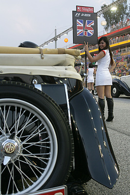 Da wartet auch schon der MG TC auf den Schotten Paul di Resta, ...