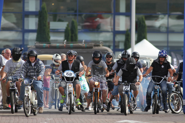 Da werden alte Erinnerungen wach - die Töffli-Gruppe - 25. Oldtimer Grandprix Safenwil am 3. September 2016