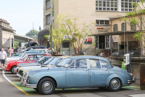 Image: Daimler 2.5 V8 (1964) with more cylinders but less power than the Jaguar Mark II - Older Classics May 2024