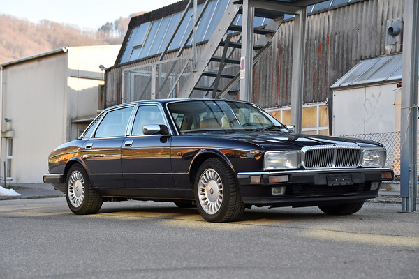 Daimler 4.0i (1993) - offered as lot 116 at the spring auction of the Oldtimer Galerie Toffen on March 25, 2023
