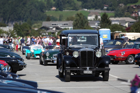 Bild Daimler 4 1/2 Litre Streight Eight (1938) - Vorkriegslimousine bahnt sich den Weg - British Car Meeting BCM in Mollis 2019