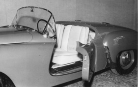 Daimler Conquest Roadster (1954) - Türe nach unten für einen besseren Einstieg stark ausgeschnitten - Genfer Automobilsalon 1954