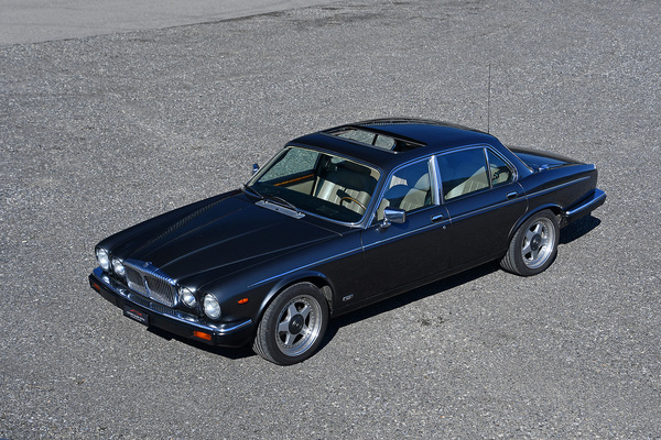 Daimler Double Six (1988) - als Lot 41 angeboten an der Versteigerung der Oldtimer Galerie Toffen am 22. März 2025