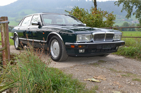 Daimler Double Six 6,0 (1995) - offered at the auction of the Oldtimer Gallery on April 23, 2016 in Toffen