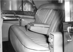 Daimler Empress IIA Hooper (1954) - mit reicher Verkleidung aus Zierholz, Klapptischchen und Schaffellteppichen auf dem Boden - Genfer Automobilsalon 1954