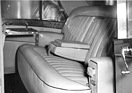 Daimler Empress IIA Hooper (1954) - mit reicher Verkleidung aus Zierholz, Klapptischchen und Schaffellteppichen auf dem Boden - Genfer Automobilsalon 1954