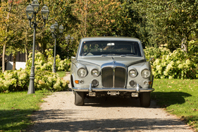 Daimler Limousine DS 420 Vanden Plas (1970) – Der Kühlergrill erinnert an die 1920er-Jahre, als der Daimler-Kühlerrahmen aus geripptem Aluminium bestand Daimler Limousine DS 420 Vanden Plas (1970) – Der Kühlergrill erinnert an die 1920er-Jahre, als der Daimler-Kühlerrahmen aus geripptem Aluminium bestand