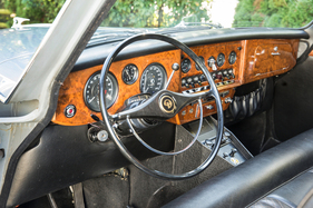 Daimler Limousine DS 420 Vanden Plas (1970) – Dürres Lenkrad, Wählhebel an der Lenksäule und Zusatz-Mittelkonsole mit Radio