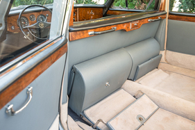 Daimler Limousine DS 420 Vanden Plas (1970) – Fusstütze abgeklappt für den linken Fonds-Passagier