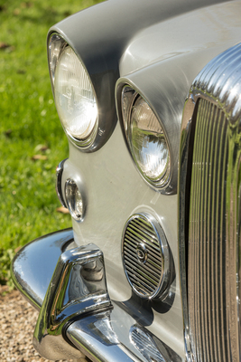 Daimler Limousine DS 420 Vanden Plas (1970) – Klassische Jaguar-Anordnung von Scheinwerfer und Fernscheinwerfer am Daimler