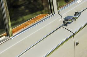 Daimler Limousine DS 420 Vanden Plas (1970) – Mit Chromleisten betonte Kanten brachten den Begriff vom Messerkanten-Stil