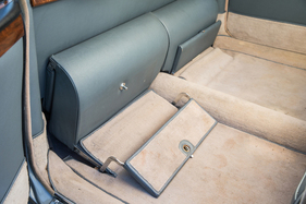 Daimler Limousine DS 420 Vanden Plas (1970) – Passagierraum in graublauem LEder, oder ist dies Ambla-Kunstleder für die Sitz-Rückseiten und Verkleidungen?