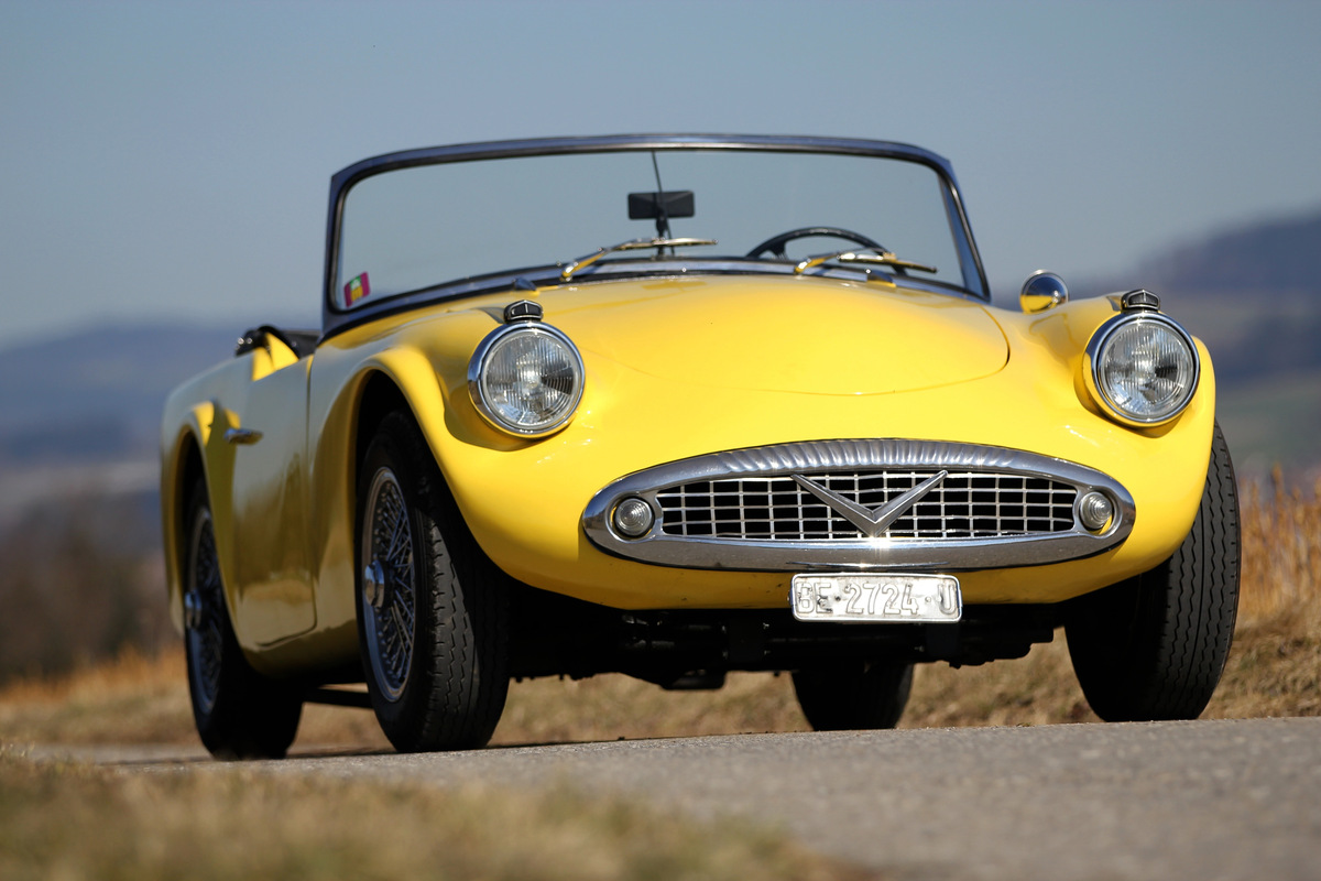 Daimler SP 250 (1960) - aus tiefer Perspektive wirkt der Sportwagen richtig bullig