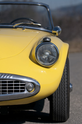 Daimler SP 250 (1960) - die gelbe Farbe ist wohl nicht original, steht dem Wagen aber hervorragend
